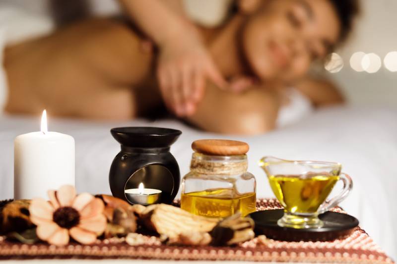 Sessione di Aroma Massage con oli essenziali personalizzati presso ConTatto Wellness Massage a Varese (Bodio Lomnago).