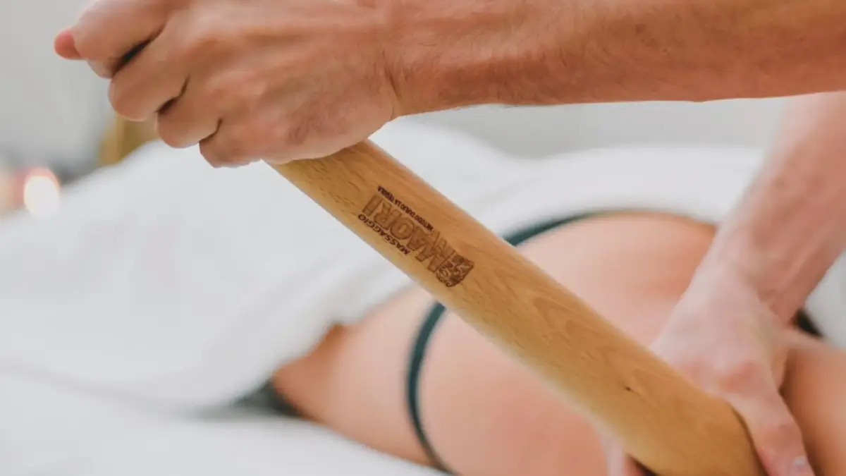 Massaggio Maori decontratturante eseguito con strumenti in legno presso ConTatto Wellness Massage a Varese. Trattamento rinvigorente ispirato alla tradizione guerriera polinesiana