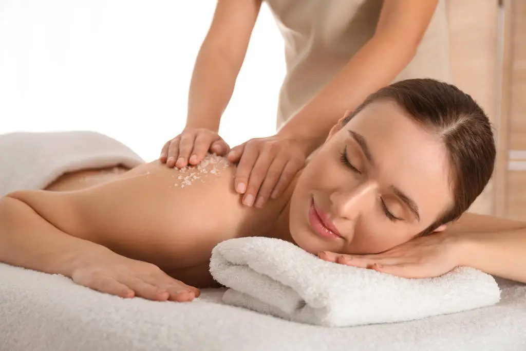 Dettaglio Antico Massaggio Termale Romano con oli caldi e strigile presso lo studio ConTatto Wellness Massage a Varese (Bodio Lomnago).